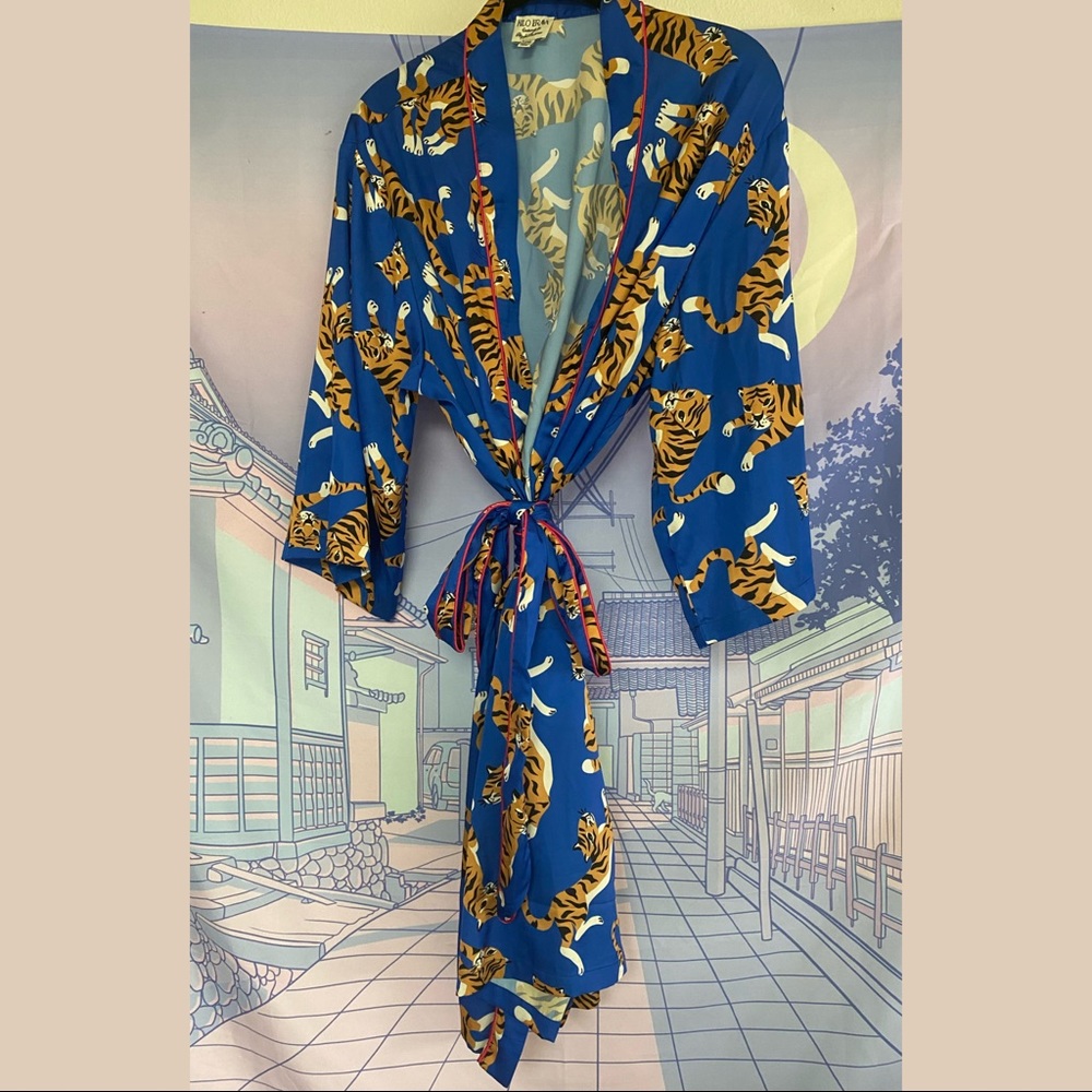 Kilo Brava Satin Tiger Short Robe (XXL)